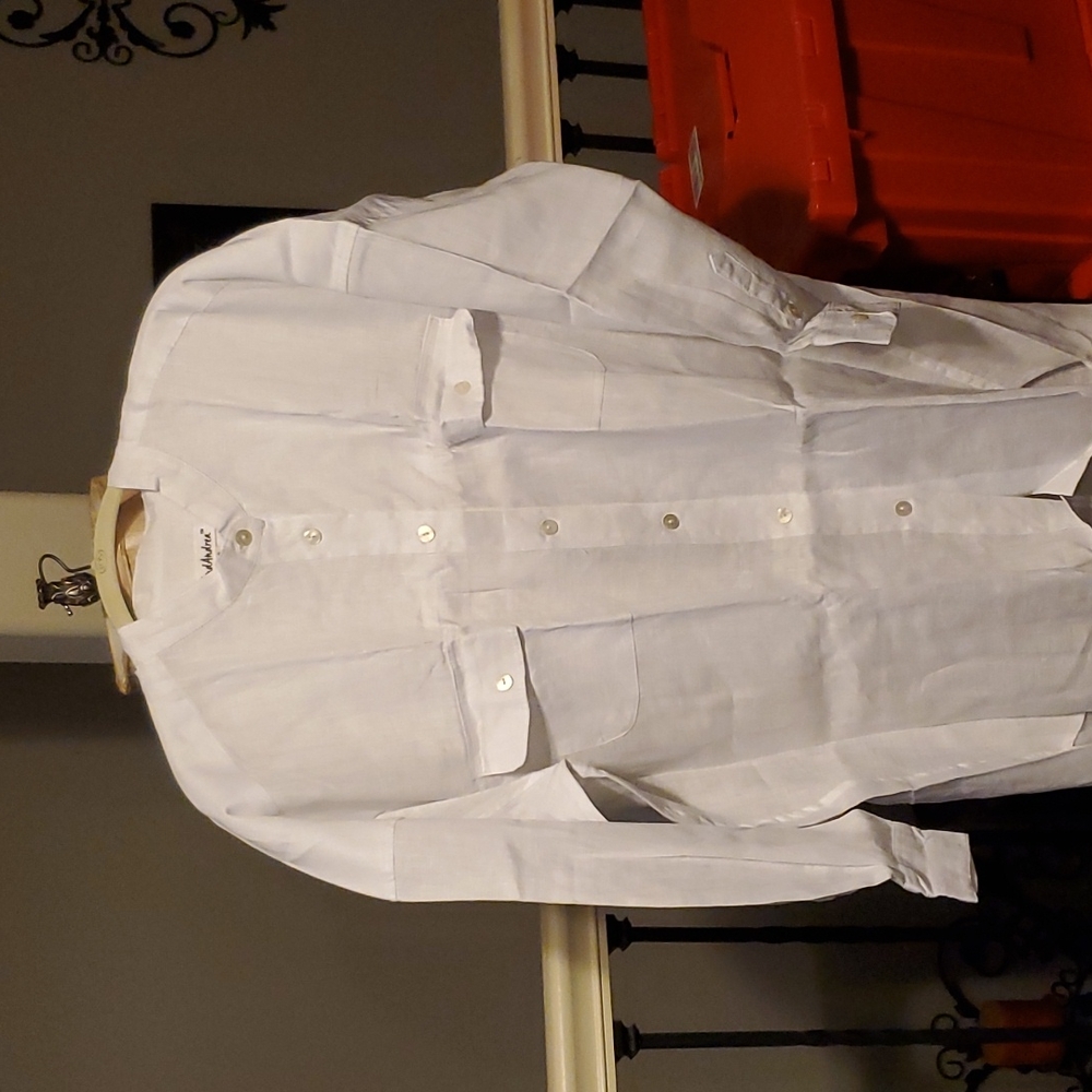 Women long-sleeved shirt.